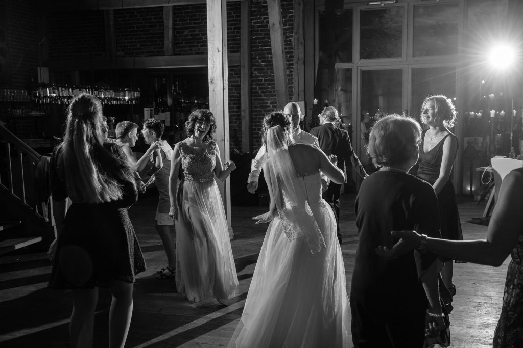 Die Hochzeitsgäste tanzen in der Eventscheune