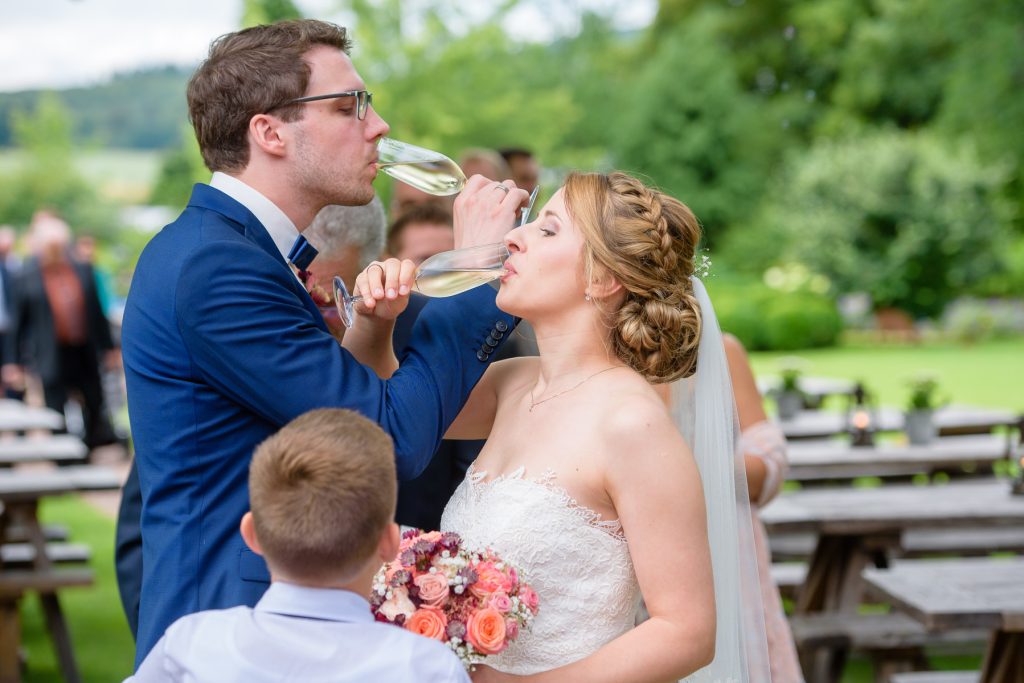 Brautpaar trink Sekt nach der Trauung