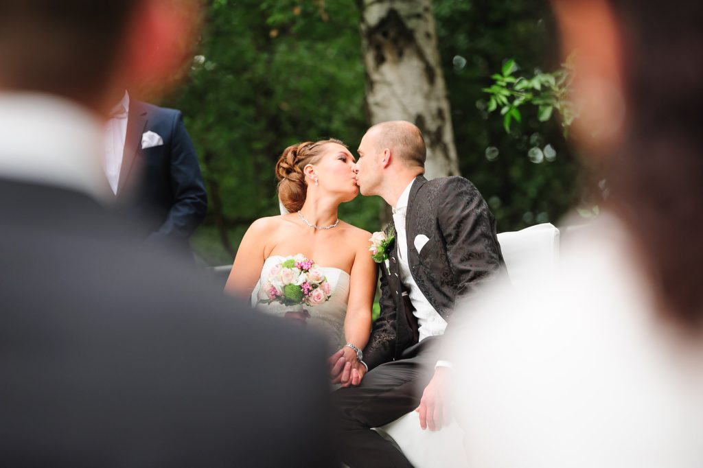 Kuss auf der Hochzeit